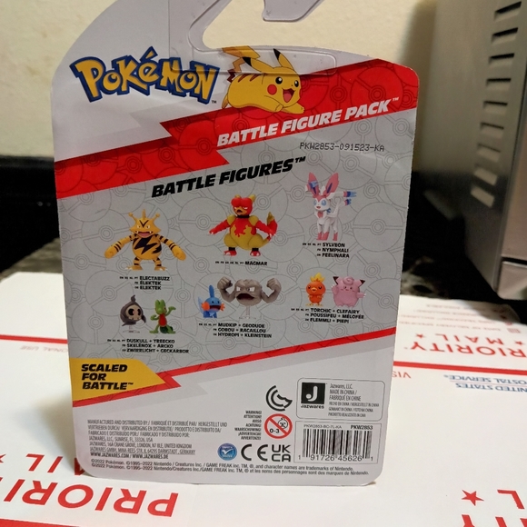 Nwt Pokemon battle figures Pikachu and Bulbasaur - Picture 2 of 2